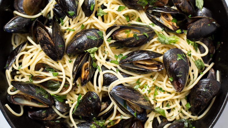 Spaghetti With Mussels Brings Fresh Citrus Flavor